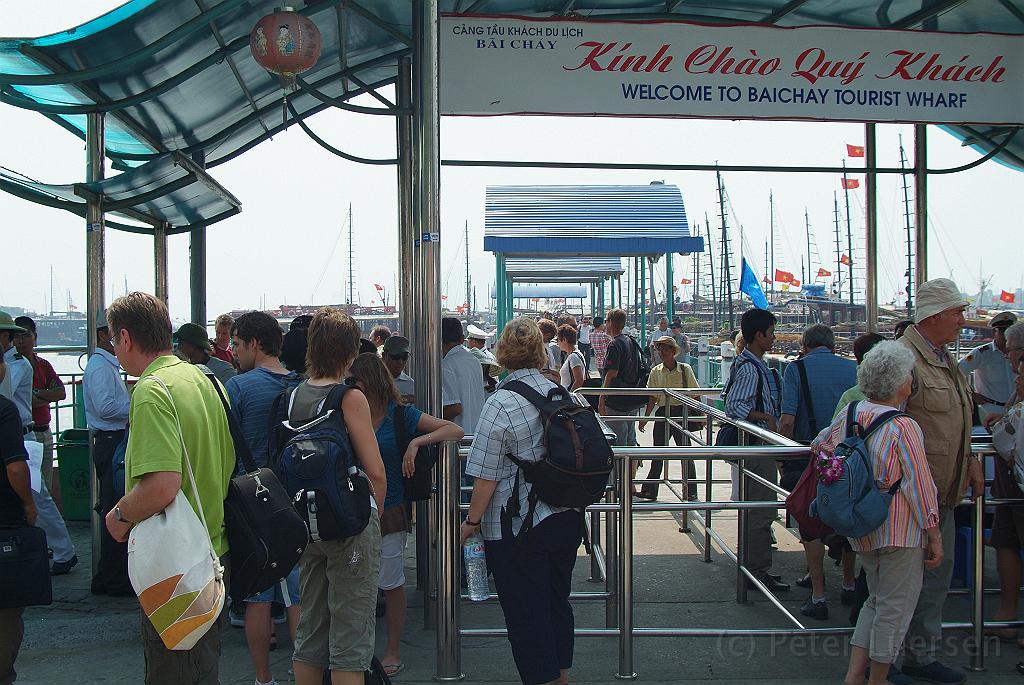dscf1302.jpg - An der Halong Bucht angekommen, am BAI CHAY Touristen Kai.